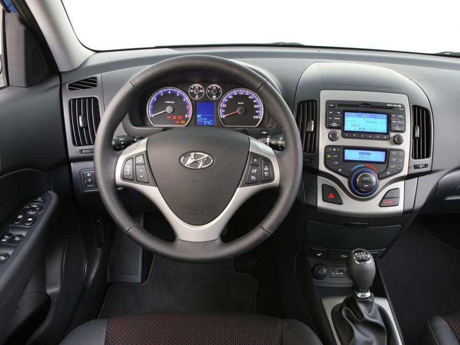 Панель приборов Hyundai i30 CW Blue Drive 2010 года  (фото 4 из 21)